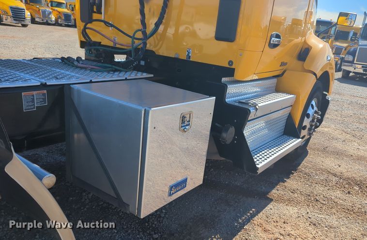 image for item EQ2463 2022 Kenworth T680 semi truck