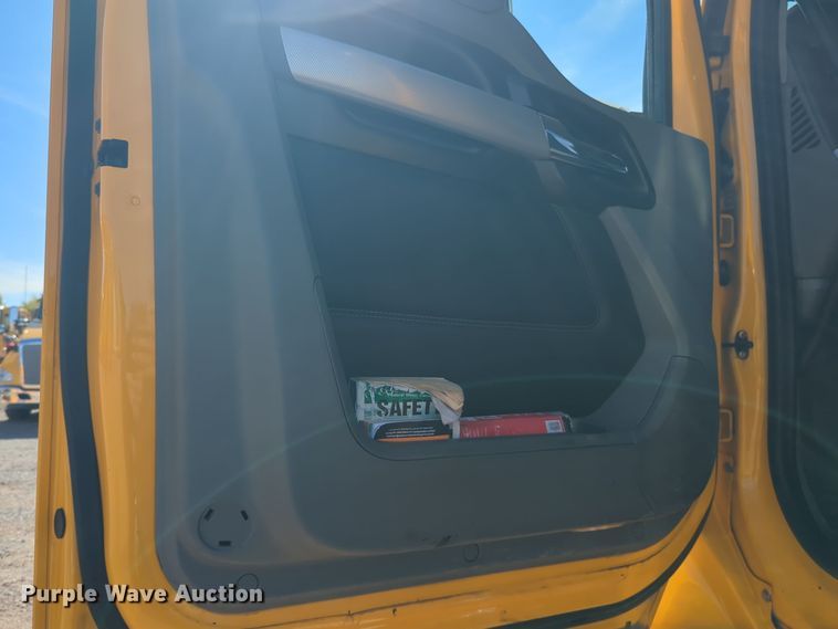 image for item EQ2463 2022 Kenworth T680 semi truck