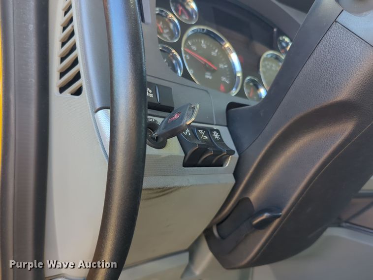 image for item EQ2463 2022 Kenworth T680 semi truck