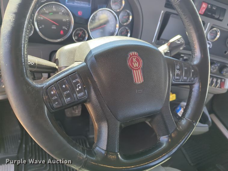 image for item EQ2463 2022 Kenworth T680 semi truck