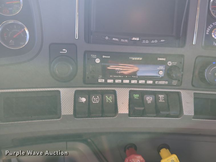 image for item EQ2463 2022 Kenworth T680 semi truck