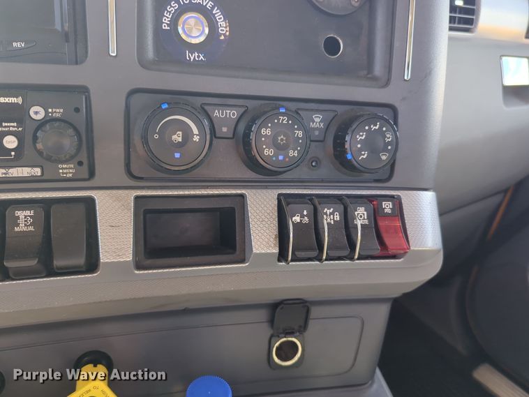 image for item EQ2463 2022 Kenworth T680 semi truck