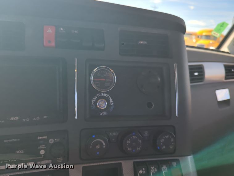 image for item EQ2463 2022 Kenworth T680 semi truck