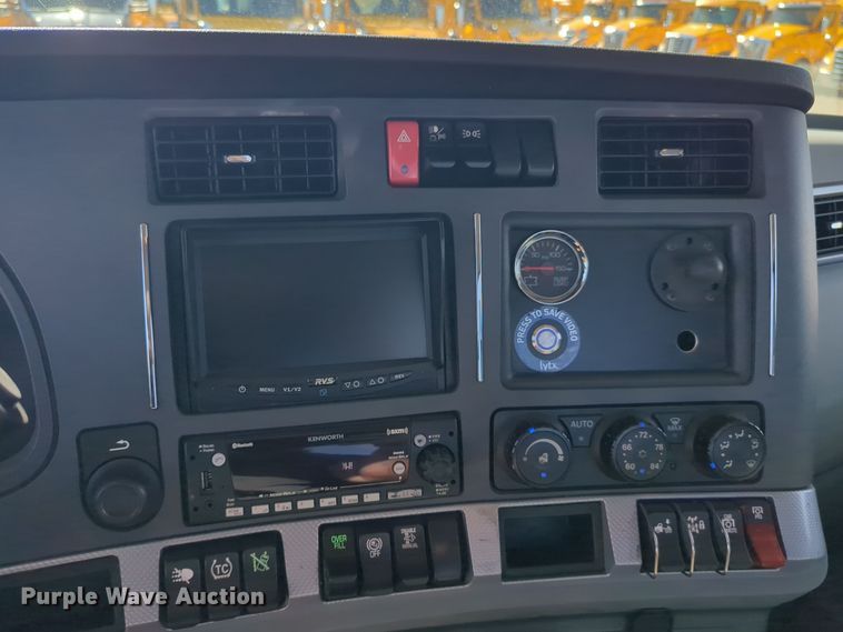 image for item EQ2463 2022 Kenworth T680 semi truck