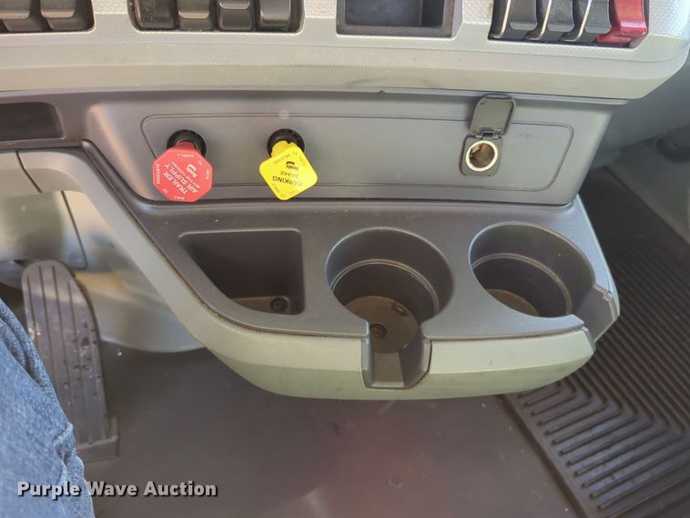 image for item EQ2463 2022 Kenworth T680 semi truck