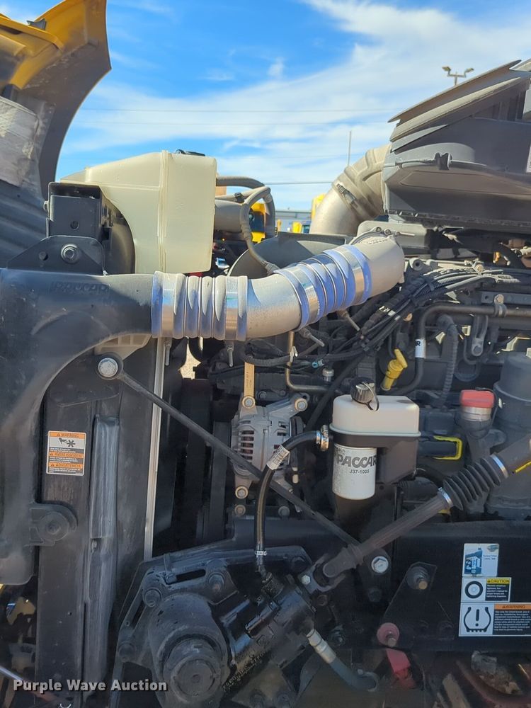 image for item EQ2463 2022 Kenworth T680 semi truck