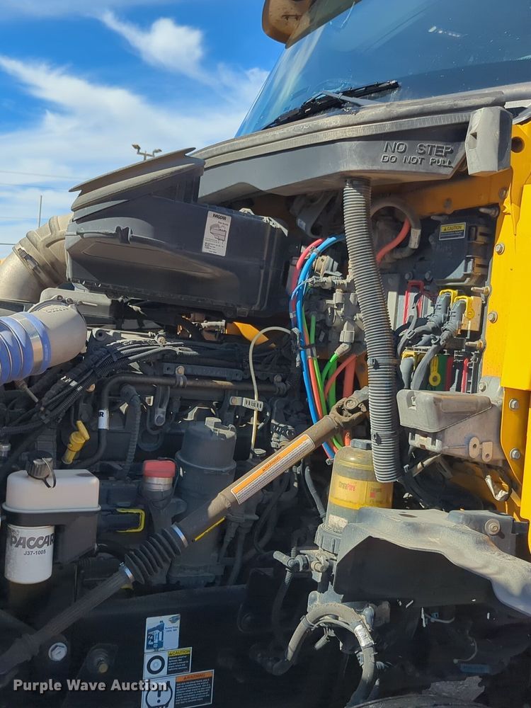 image for item EQ2463 2022 Kenworth T680 semi truck