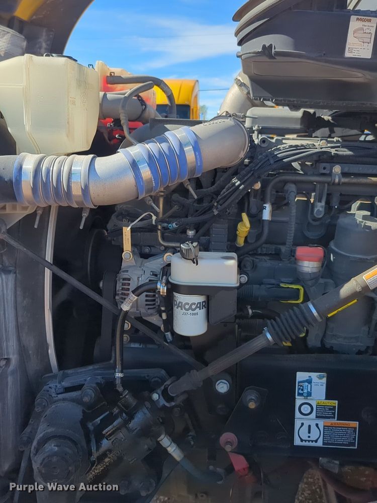 image for item EQ2463 2022 Kenworth T680 semi truck