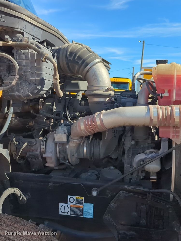 image for item EQ2463 2022 Kenworth T680 semi truck