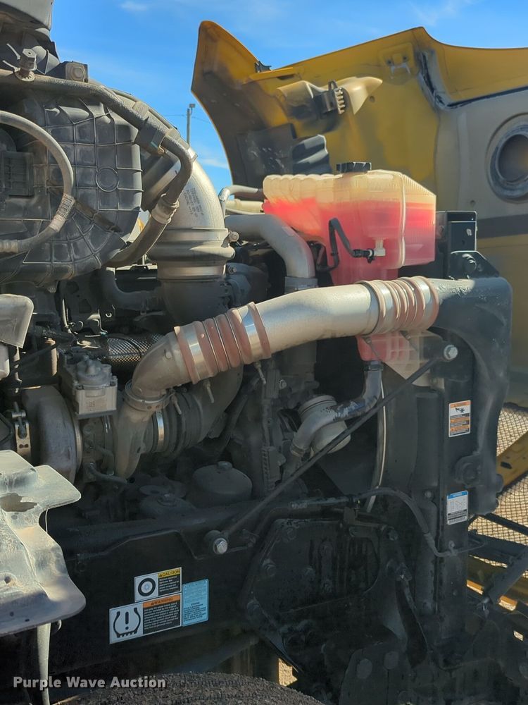 image for item EQ2463 2022 Kenworth T680 semi truck
