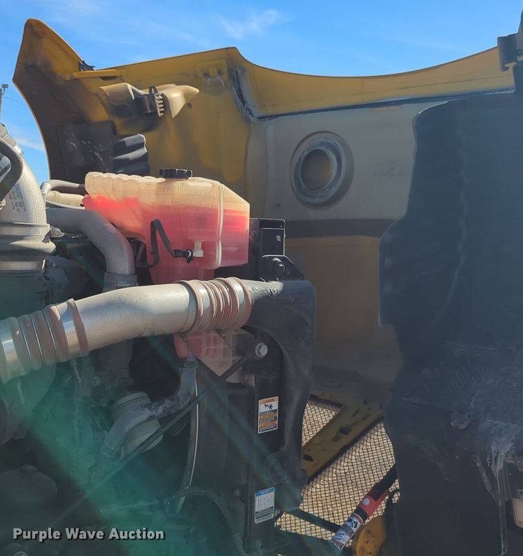 image for item EQ2463 2022 Kenworth T680 semi truck