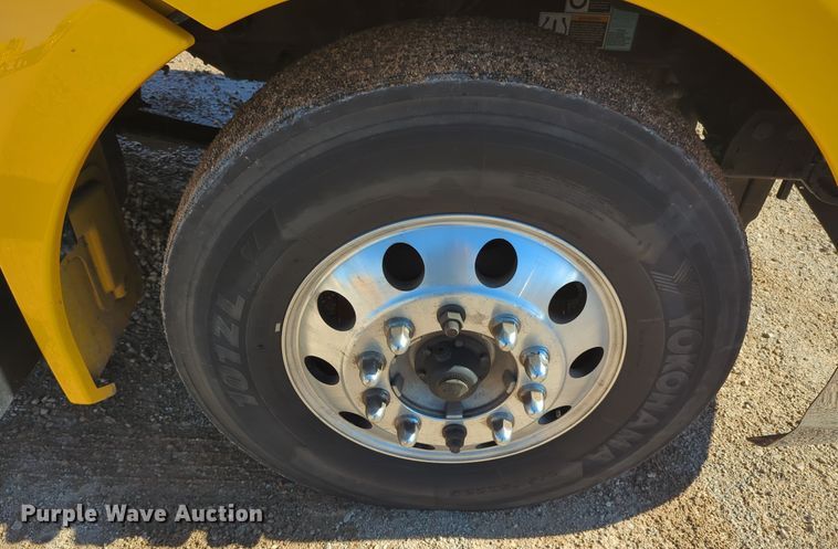 image for item EQ2463 2022 Kenworth T680 semi truck