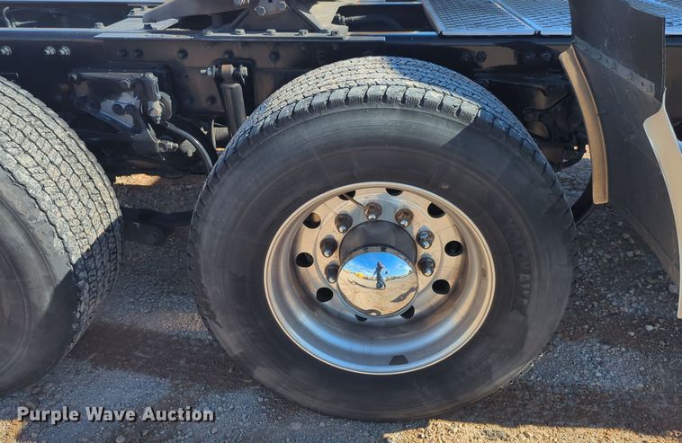 image for item EQ2463 2022 Kenworth T680 semi truck