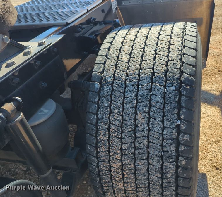 image for item EQ2463 2022 Kenworth T680 semi truck