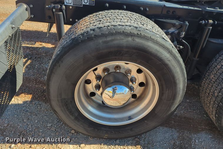 image for item EQ2463 2022 Kenworth T680 semi truck