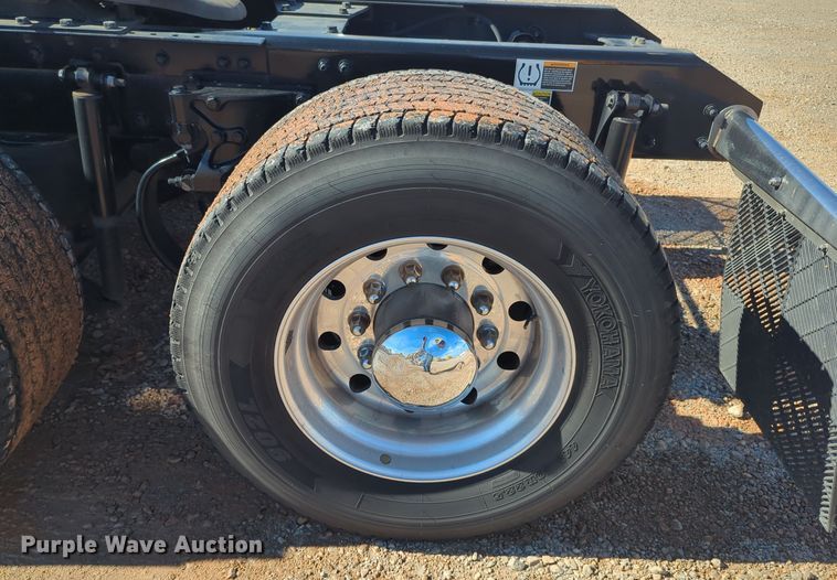 image for item EQ2463 2022 Kenworth T680 semi truck