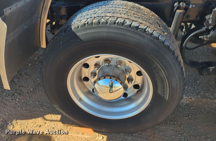 image for item EQ2463 2022 Kenworth T680 semi truck