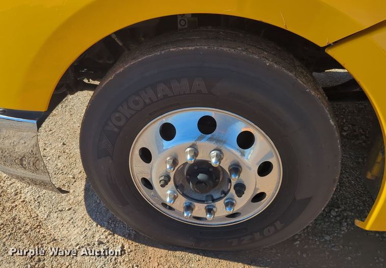 image for item EQ2463 2022 Kenworth T680 semi truck