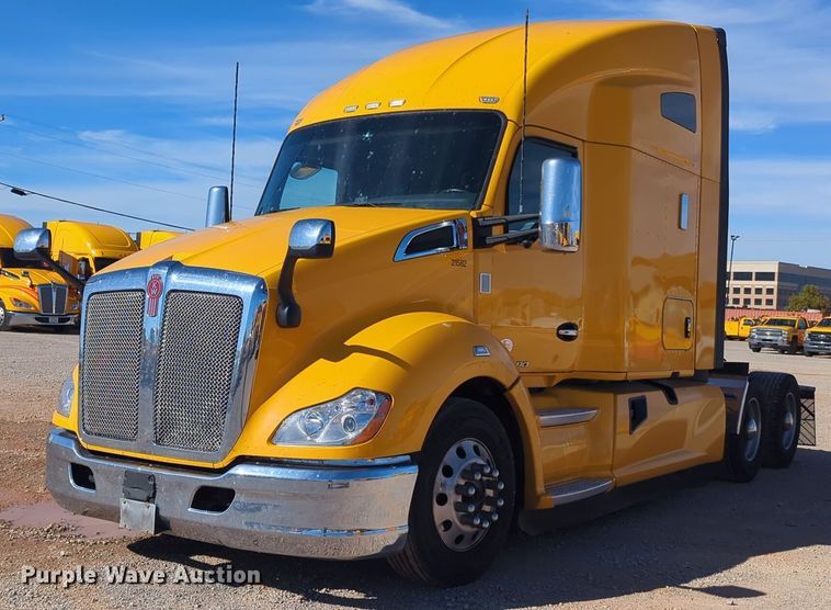 image for item EQ2464 2021 Kenworth T680 semi truck