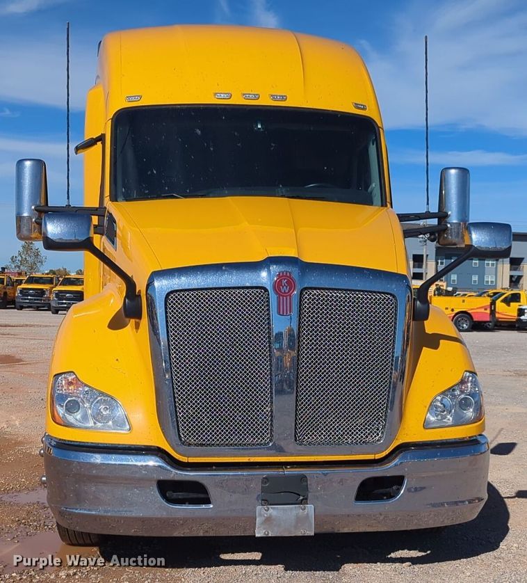 image for item EQ2464 2021 Kenworth T680 semi truck