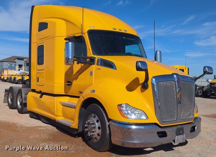image for item EQ2464 2021 Kenworth T680 semi truck