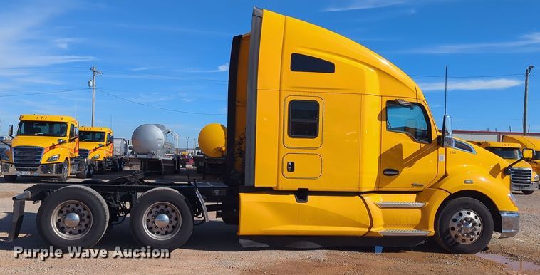 image for item EQ2464 2021 Kenworth T680 semi truck
