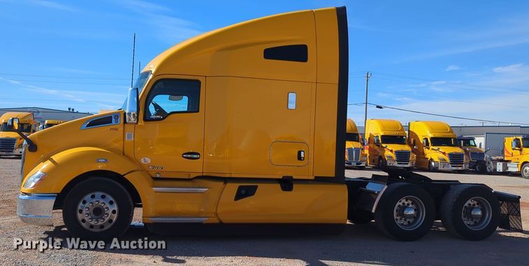 image for item EQ2464 2021 Kenworth T680 semi truck
