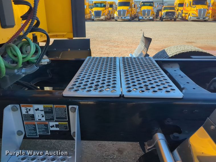 image for item EQ2464 2021 Kenworth T680 semi truck