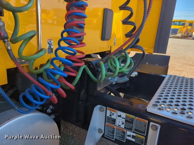 image for item EQ2464 2021 Kenworth T680 semi truck