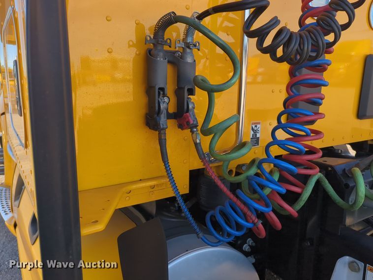 image for item EQ2464 2021 Kenworth T680 semi truck