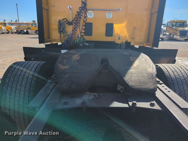 image for item EQ2464 2021 Kenworth T680 semi truck