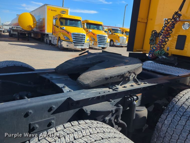 image for item EQ2464 2021 Kenworth T680 semi truck