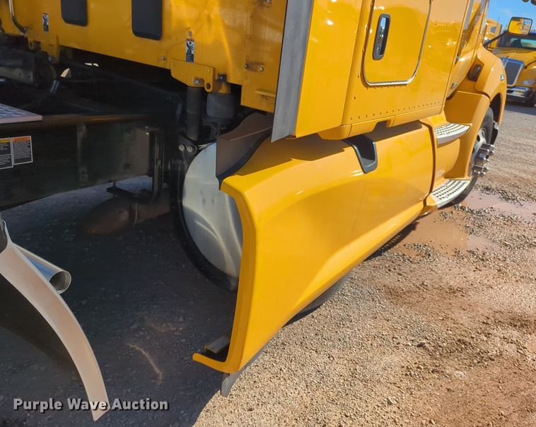 image for item EQ2464 2021 Kenworth T680 semi truck