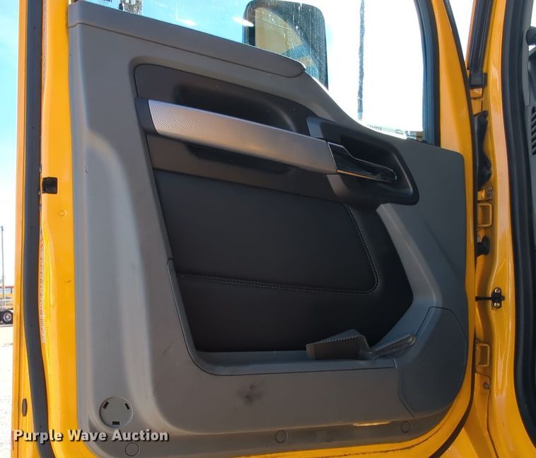 image for item EQ2464 2021 Kenworth T680 semi truck