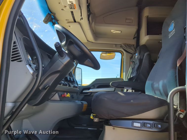 image for item EQ2464 2021 Kenworth T680 semi truck