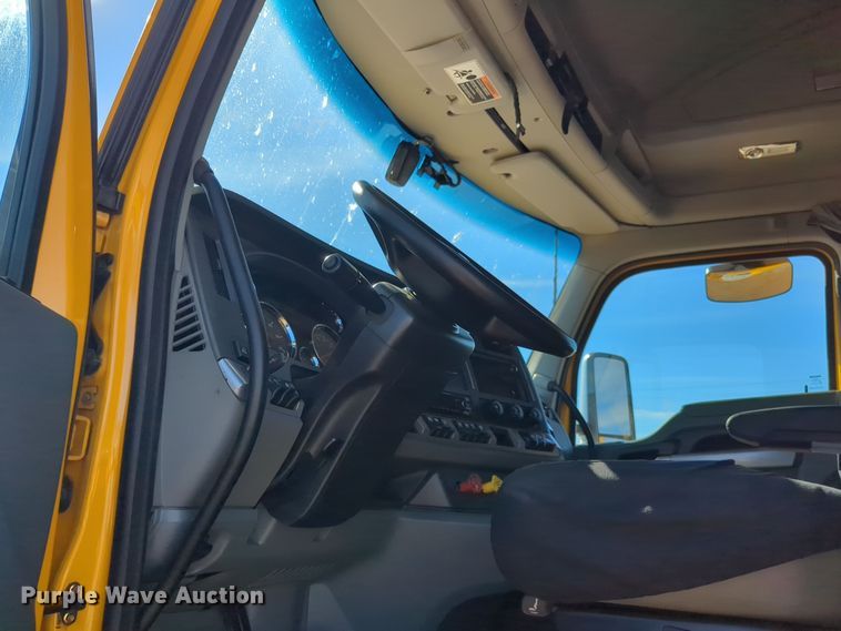 image for item EQ2464 2021 Kenworth T680 semi truck