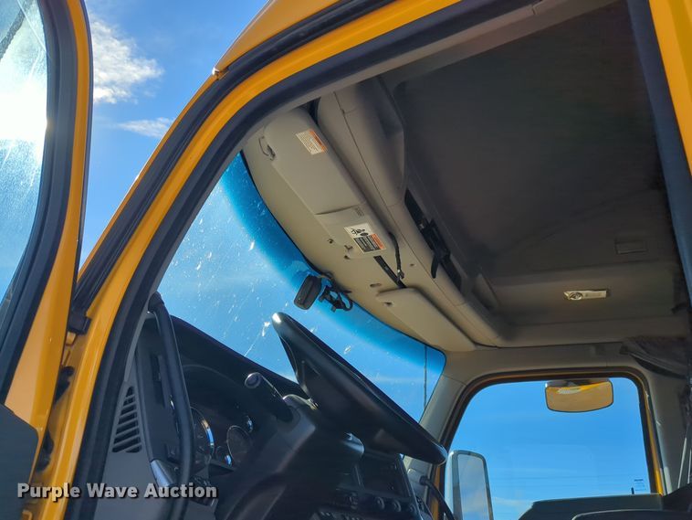 image for item EQ2464 2021 Kenworth T680 semi truck