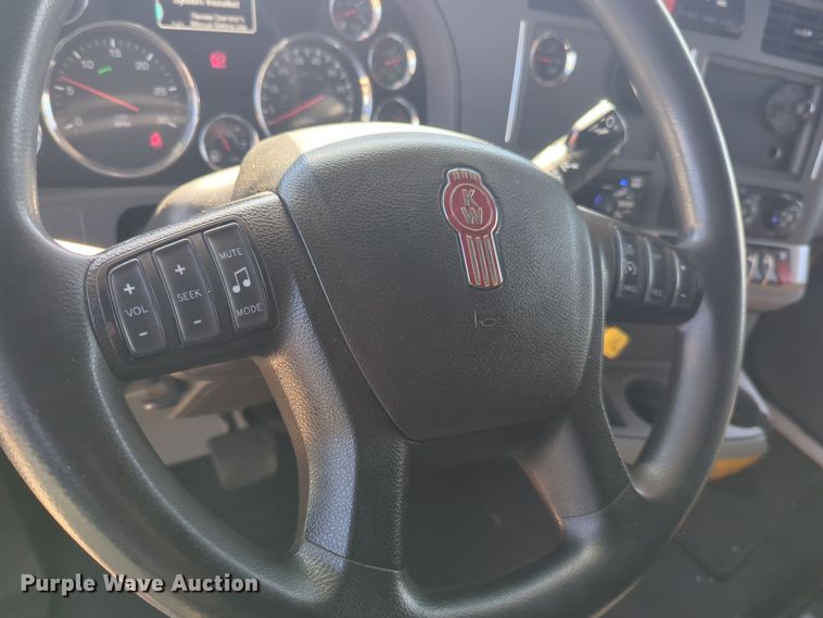 image for item EQ2464 2021 Kenworth T680 semi truck