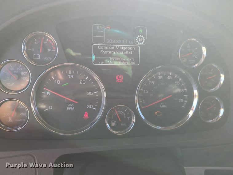 image for item EQ2464 2021 Kenworth T680 semi truck