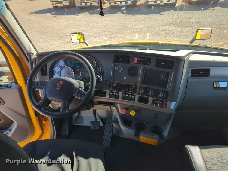 image for item EQ2464 2021 Kenworth T680 semi truck