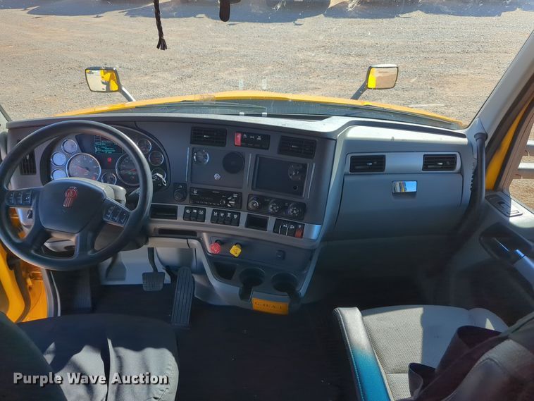 image for item EQ2464 2021 Kenworth T680 semi truck