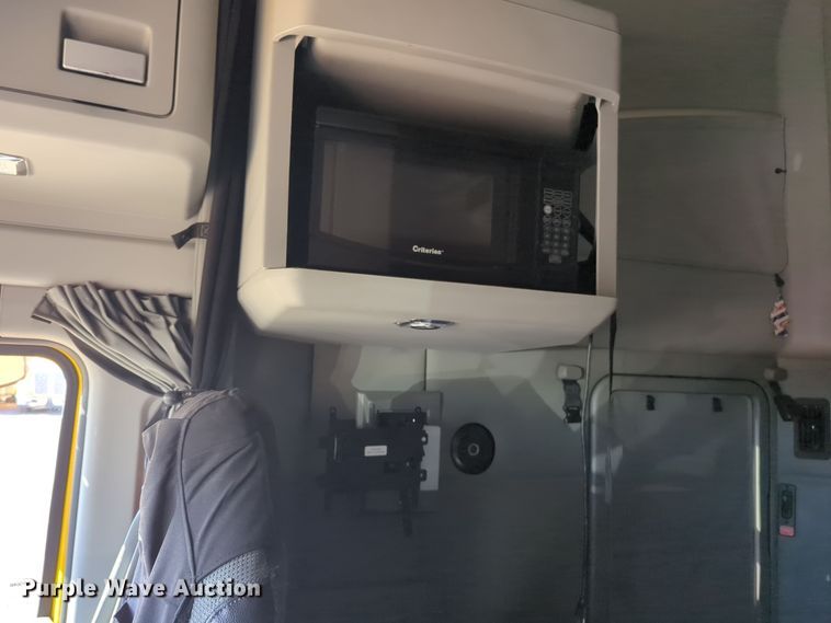 image for item EQ2464 2021 Kenworth T680 semi truck