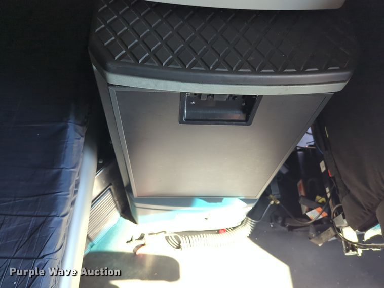 image for item EQ2464 2021 Kenworth T680 semi truck