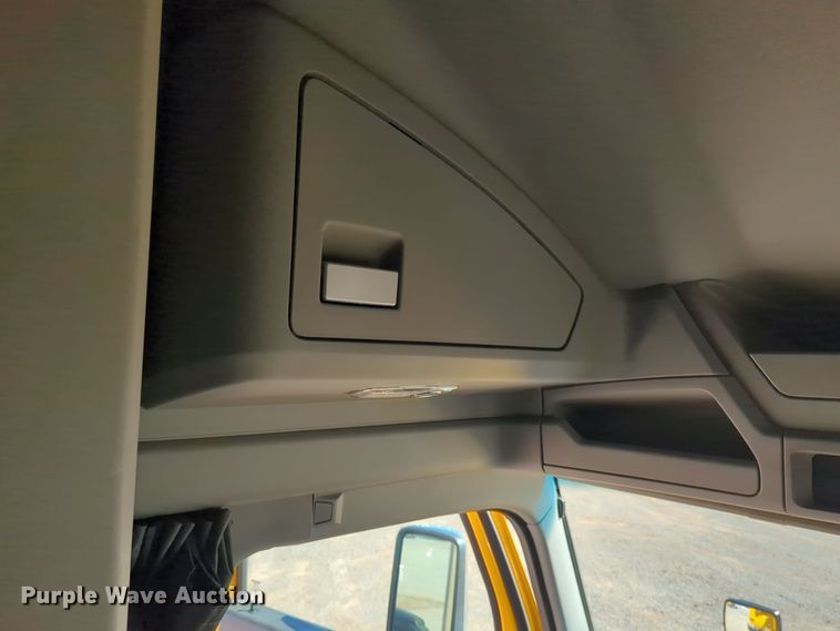 image for item EQ2464 2021 Kenworth T680 semi truck