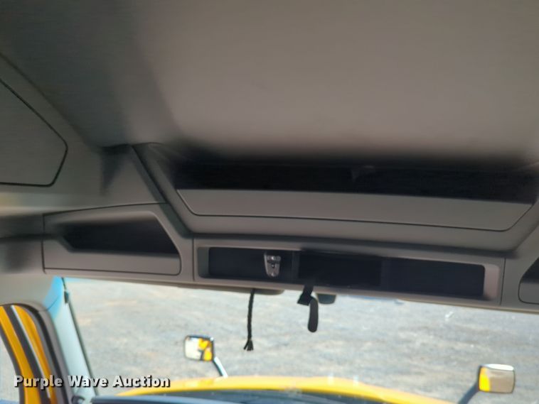 image for item EQ2464 2021 Kenworth T680 semi truck