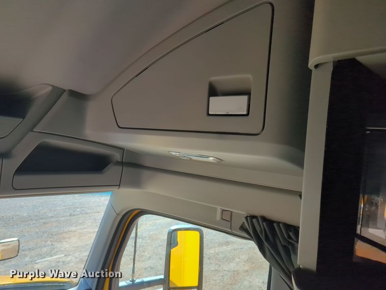 image for item EQ2464 2021 Kenworth T680 semi truck