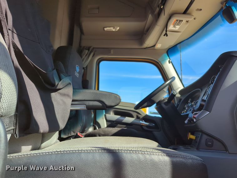 image for item EQ2464 2021 Kenworth T680 semi truck