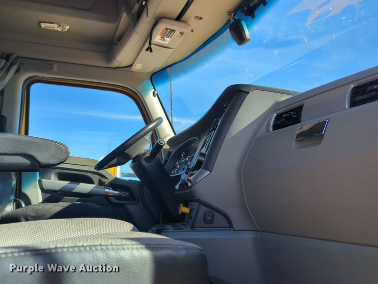 image for item EQ2464 2021 Kenworth T680 semi truck