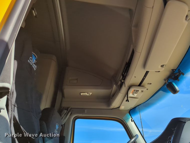 image for item EQ2464 2021 Kenworth T680 semi truck