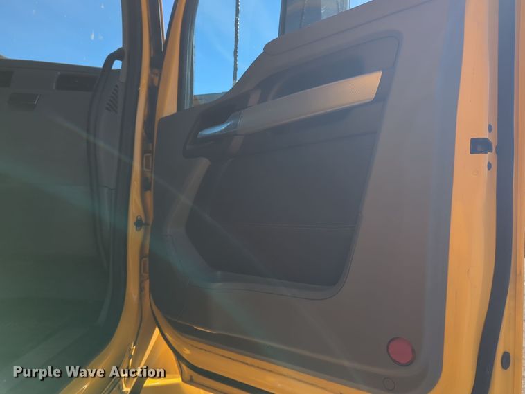 image for item EQ2464 2021 Kenworth T680 semi truck